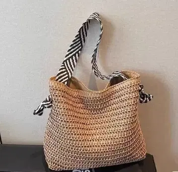 스트로우 소재 베이지 숄더백