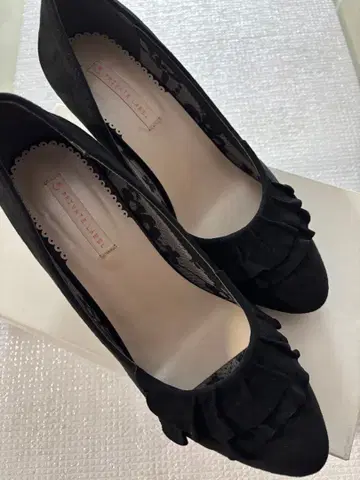 스웨이드 펌프스