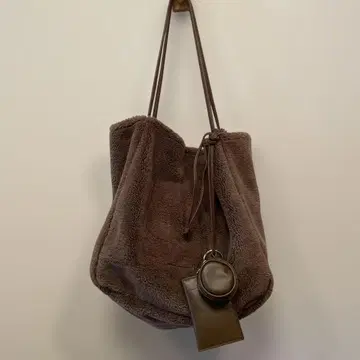 퍼 소재 브라운 토트백