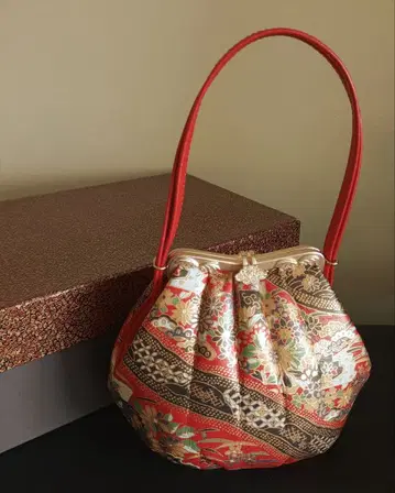 일본 의류용 백, 빨간색과 금색 무늬, 천연 가죽