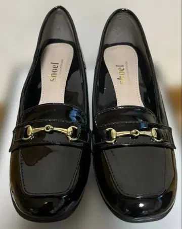 SHOEL MINE 비트 모티브 레인 펌프스 블랙 에나멜 로퍼