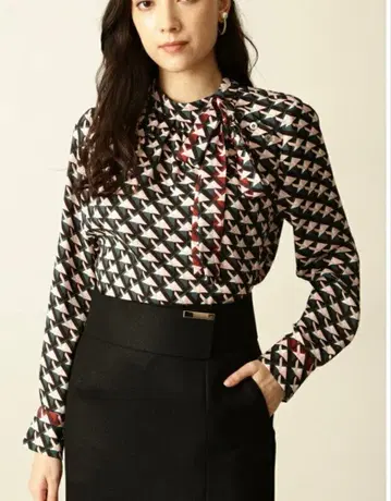 미사용에 가까운 지오메트릭 프린트 블라우스 PINKY&DIANNE