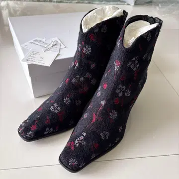 새상품 마메쿠로구치 Floral Jacquard Boots 23.5