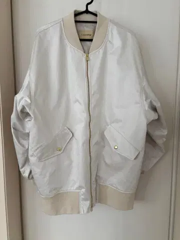 캘런솔로지 레더라이크 새틴 블루종 화이트