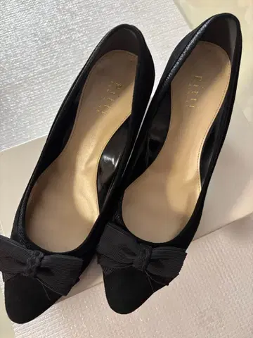 pitti 블랙 하이힐 리본 포함