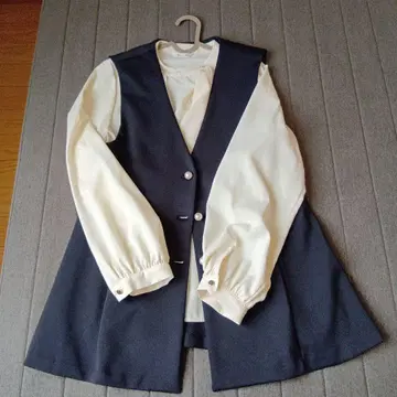 ESSEME 네이비 베스트 화이트 블라우스