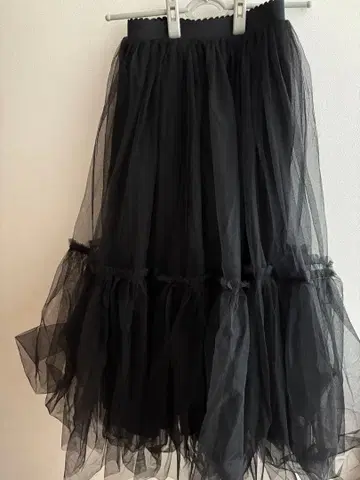 프릴 달린 블랙 롱 스커트