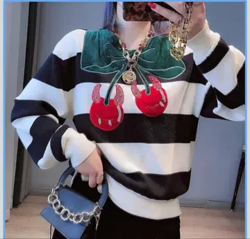 스트라이프 패턴 체리 자수 스웨터