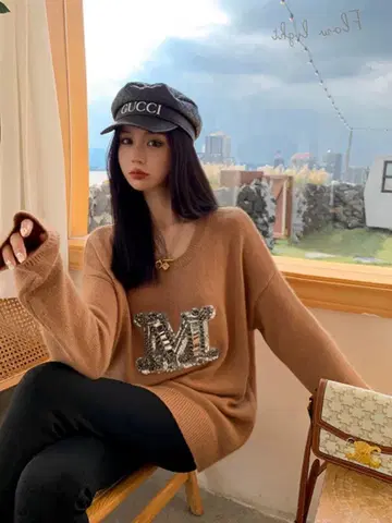 마지막 한 점! 스톤 M 자수 긴팔 니트