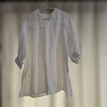 아두이트리스테스 로와지르 프릴 블라우스