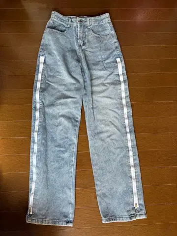 사이드 지퍼가 달린 라이트 블루 데님 팬츠