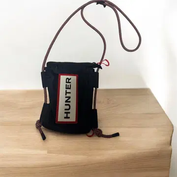 HUNTER 로고 블랙 숄더백