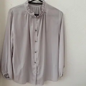 CLOCHE 프릴 옷깃 라이트 그레이 긴팔 셔츠