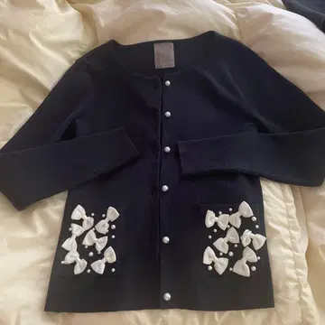 오프스타일 리본 모티브 펄 버튼 가디건 네이비 M