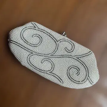 비즈 장식 화이트 클러치백