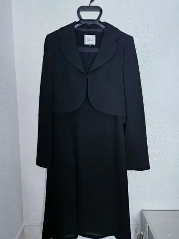 person's 포멀 스타일 상복 예복