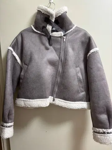 보아 소재 그레이 숏 무스탕 라이더 자켓