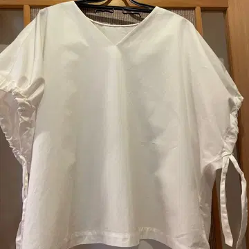 TOMORROWLAND V넥 슬리브리스