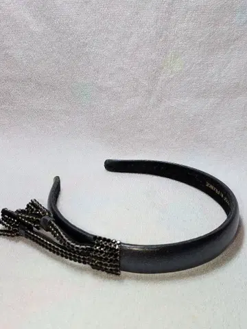 acca 머리띠 블랙 가죽 태슬 부착 프랑스제