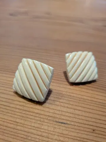 빈티지 아이보리 스트라이프 무늬 클립형 귀찌