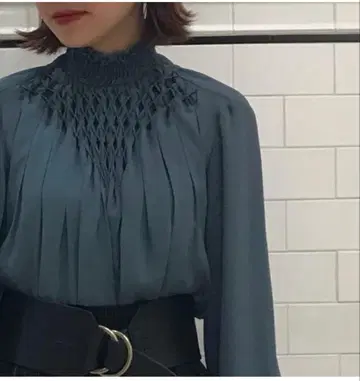 Ray BEAMS / RBS 스모킹 하이넥 블라우스