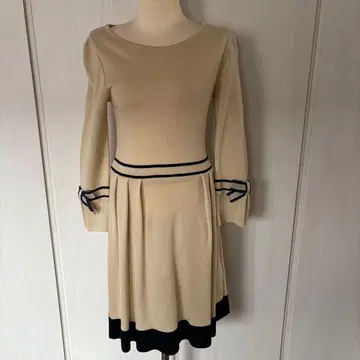 유니버설 뮤즈 베이지 긴팔 원피스 소매 리본