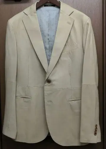 ARTISAN 베이지 가죽 테일러드 자켓 S 사이즈 일부 하자 있음