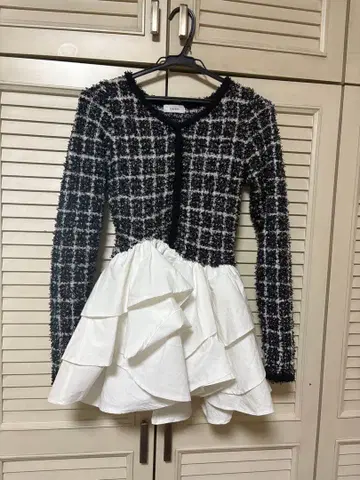 Darich 다리치 볼륨 프릴 트위드 니트 미니 원피스 블랙