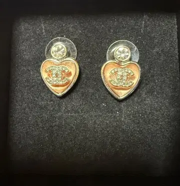 더블 CC 하트형 귀걸이 크리스탈 포함