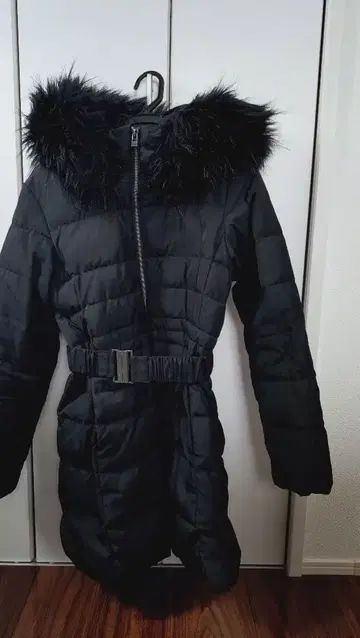 RESEXXY 블랙 퍼 달린 다운 자켓