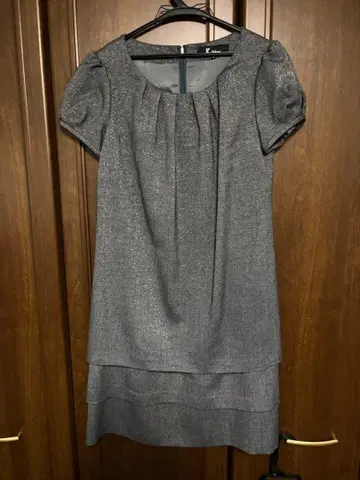 그레이 플리츠 반팔 원피스와 블랙 퍼 볼레로