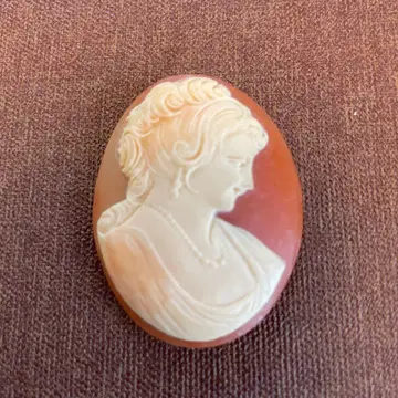 아름다운 카메오 쉘 루스 여성의 옆모습