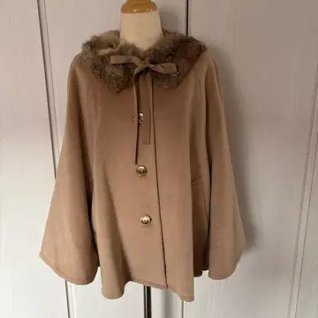 퍼 달린 베이지 케이프 코트