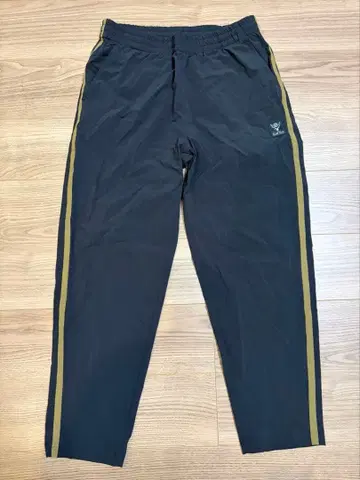 South2West8 블랙 나일론 팬츠 사이드 라인