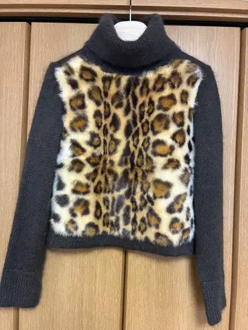 이타리야 레오파드 무늬 터틀넥 스웨터