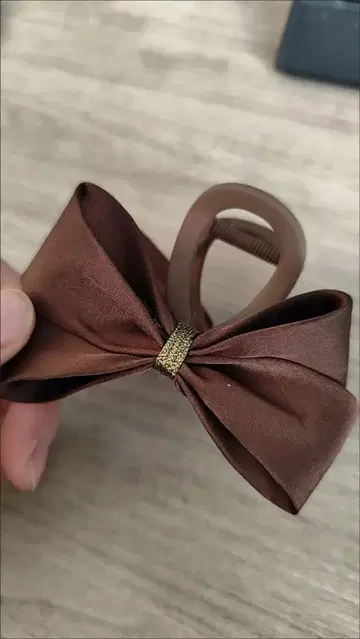 브라운 리본 헤어핀 골드 장식 포함