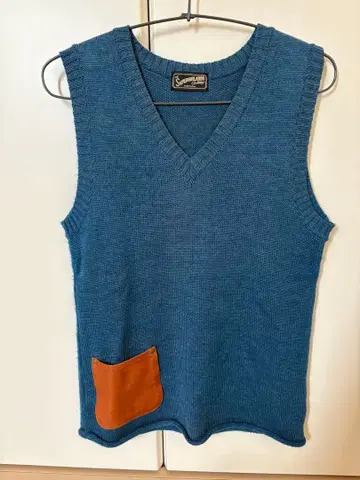 파란 니트 V넥 베스트 가죽 포함