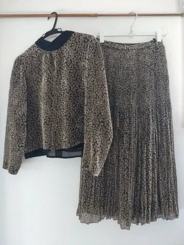 골드와 블랙 나뭇잎 패턴 셋업