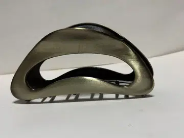 메탈릭 실버 유선형 헤어 클립