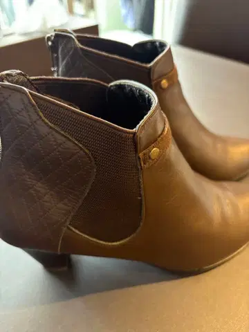 브라운 가죽 지퍼 앵클부츠