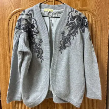 자수 들어간 그레이 가디건 마리유