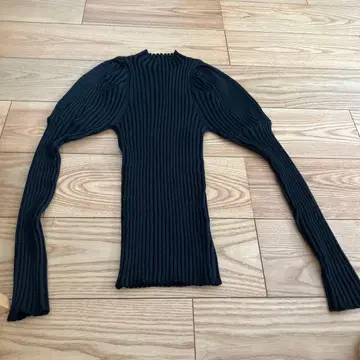 블랙 리브 하이넥 스웨터