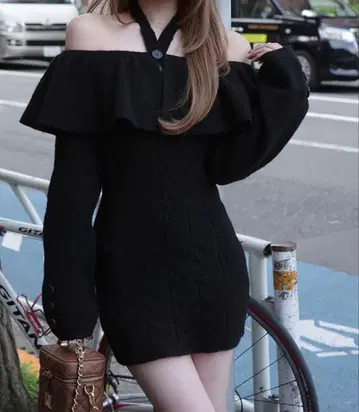 미사용 새상품 다리치 홀터 디자인 오프숄더 니트 미니 원피스