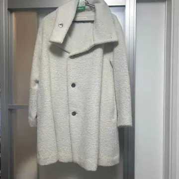 요건 레일 화이트 코트