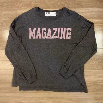 서드 매거진 세츠코 사지테일 콜라보 로고 프린트 롱 T