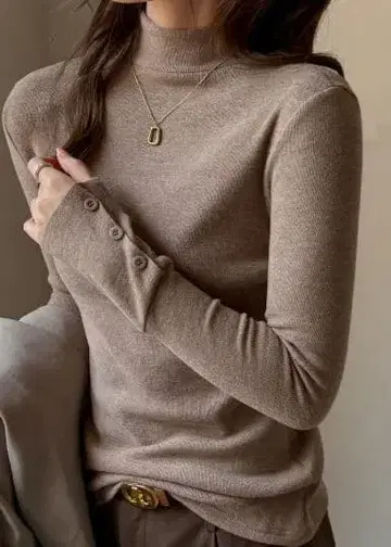 베이지 하이넥 긴팔 상의