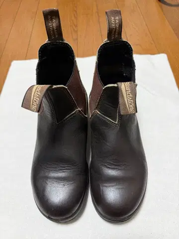 Blundstone 다크 브라운 사이드 고어 부츠