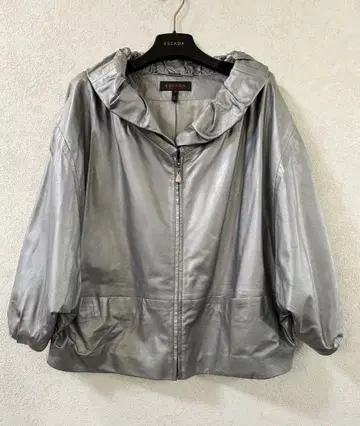 에스카다: 블루종, 램 가죽, 매트 실버 색상, 사이즈 38