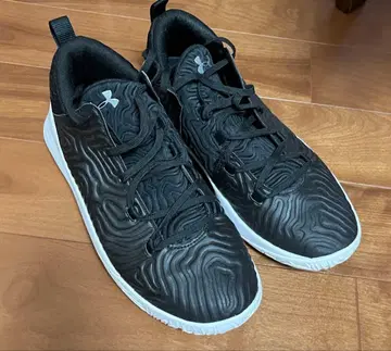 언더아머 블랙 스니커즈 새상품급