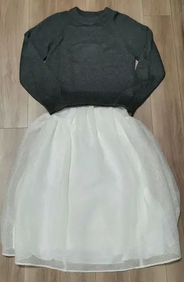 Mila Owen 그레이 샤기 니트 화이트 스커트 셋업